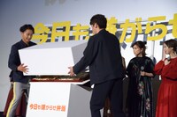 “感謝状弁当”お披露目の様子。