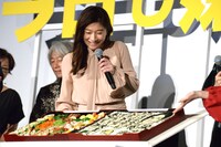 巨大なデコレーション弁当に喜ぶ篠原涼子（中央）。