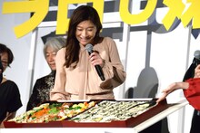 kaoriが作った“感謝状弁当”を見て、「からあげ食べたーい」とコメントする篠原涼子。