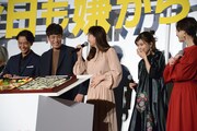 “感謝状弁当”を見て喜ぶキャストたち。