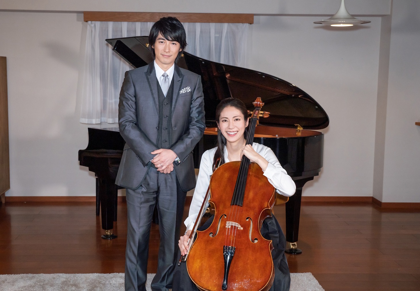 「エンジェルサイン」撮影現場より。左からディーン・フジオカ、松下奈緒。