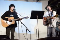 左から古舘佑太郎、峯田和伸。