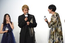 牛タンを食べるフリをする香取慎吾。