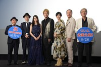 「凪待ち」初日舞台挨拶の様子。左から白石和彌、リリー・フランキー、恒松祐里、香取慎吾、西田尚美、音尾琢真、吉澤健。