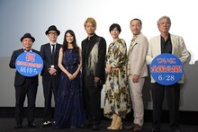 「凪待ち」初日舞台挨拶の様子。左から白石和彌、リリー・フランキー、恒松祐里、香取慎吾、西田尚美、音尾琢真、吉澤健。