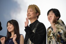 左から恒松祐里、香取慎吾、西田尚美。