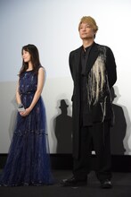左から恒松祐里、香取慎吾。