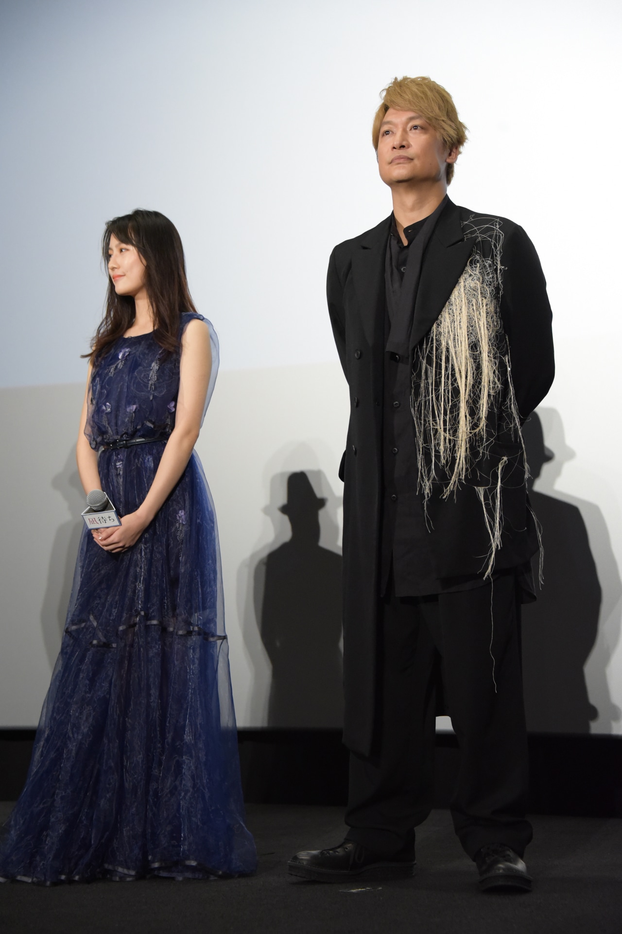 左から恒松祐里、香取慎吾。