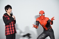 左から榎木淳弥、スパイダーマン。