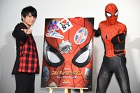 左から榎木淳弥、スパイダーマン。