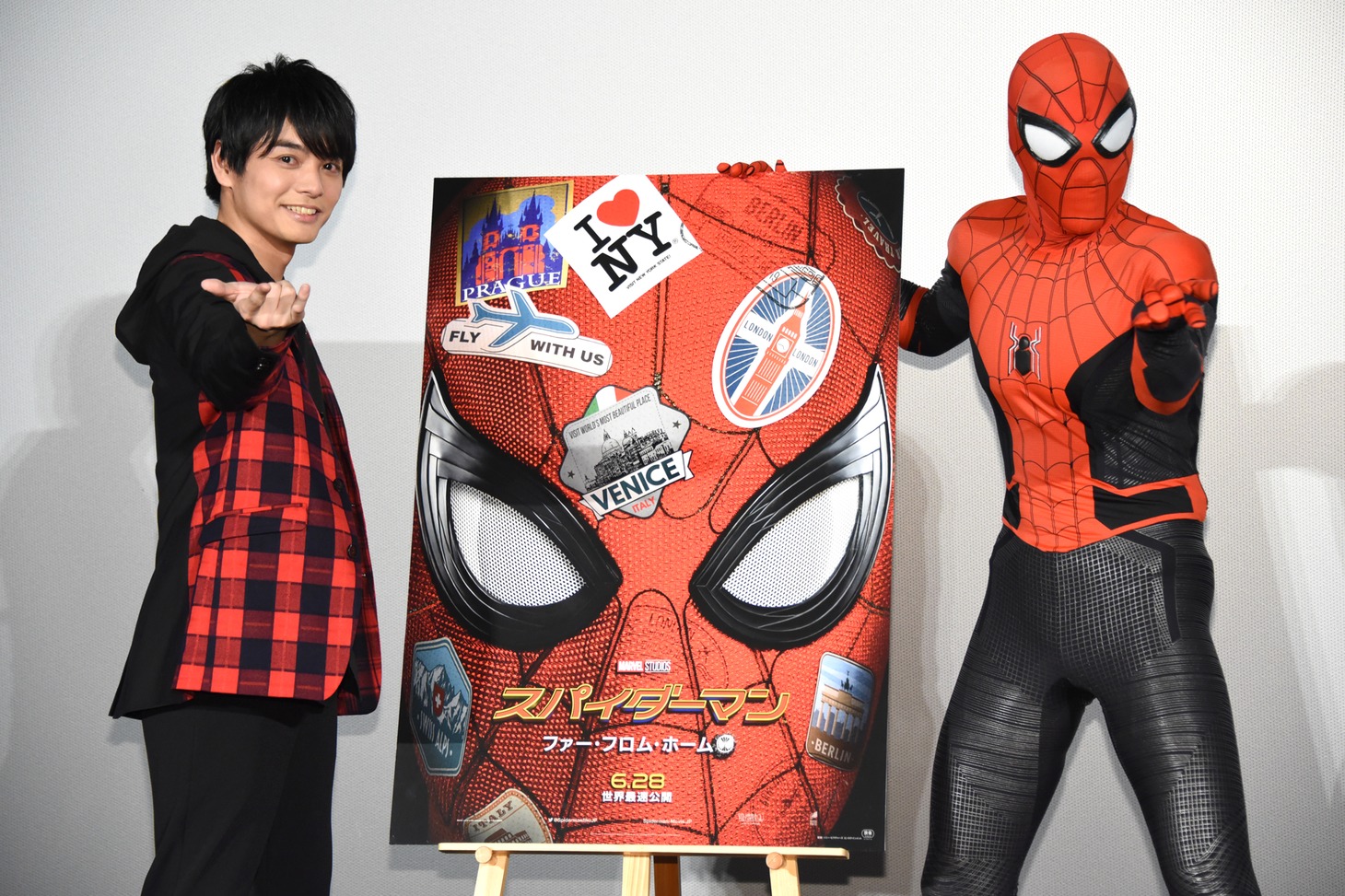 左から榎木淳弥、スパイダーマン。