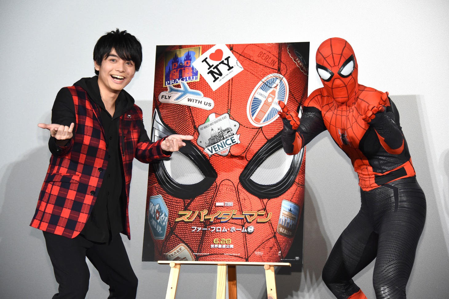 左から榎木淳弥、スパイダーマン。