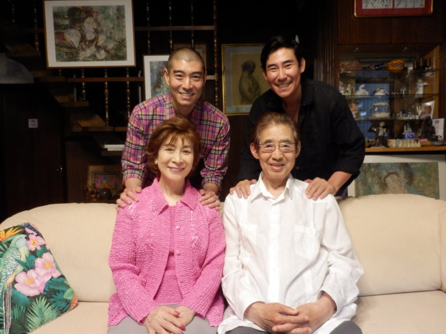 高島家の家族写真。左上から時計回りに高嶋政宏、高嶋政伸、高島忠夫、寿美花代。
