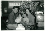 高島家の家族写真。左から高島忠夫、高嶋政伸、高嶋政宏、寿美花代。