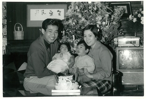 高島家の家族写真。左から高島忠夫、高嶋政伸、高嶋政宏、寿美花代。