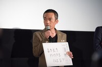 フリップを見せる高橋和也。