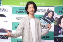 “黒ウォズ”ポーズで写真集発売を祝う渡邊圭祐。