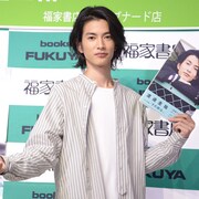 祝え!1st写真集発売を!渡邊圭祐、黒ウォズ&白ウォズポーズでファンを待つ