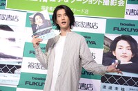 “黒ウォズ”ポーズで写真集発売を祝う渡邊圭祐。