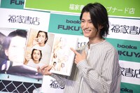 お気に入りカットを紹介する渡邊圭祐。