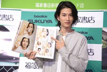 お気に入りカットを紹介する渡邊圭祐。