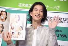 お気に入りカットを紹介する渡邊圭祐。