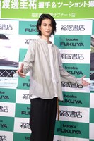 “黒ウォズ”ポーズの渡邊圭祐。