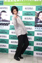 “白ウォズ”ポーズの渡邊圭祐。