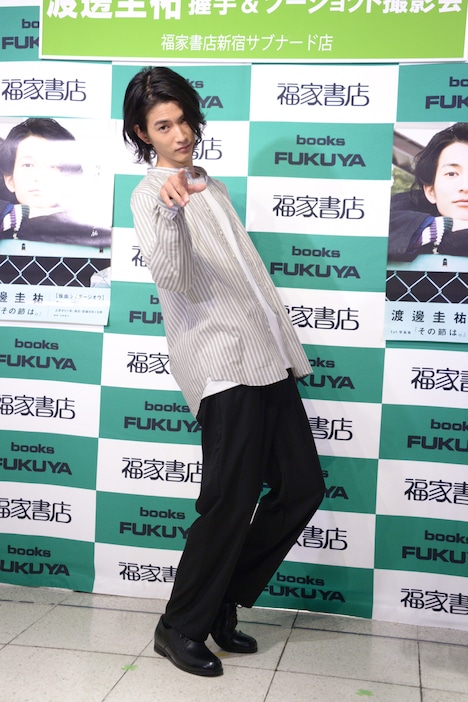 “白ウォズ”ポーズの渡邊圭祐。