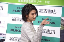 “白ウォズ”ポーズの渡邊圭祐。