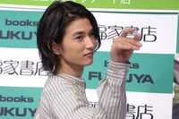 “白ウォズ”ポーズの渡邊圭祐。