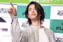 “白ウォズ”ポーズの渡邊圭祐。