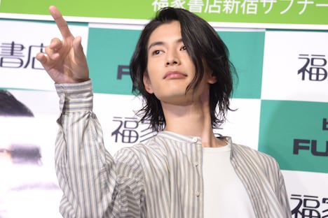 “白ウォズ”ポーズの渡邊圭祐。