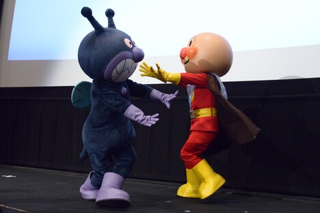 左からばいきんまん、アンパンマン。