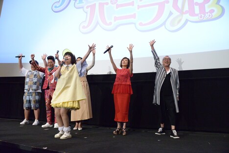 「アンパンマンのマーチ」を歌うドリーミング（手前）。