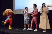 「アンパンマンのマーチ」を踊るアンパンマン（左端）。