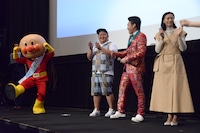 「アンパンマンのマーチ」を踊るアンパンマン（左端）。