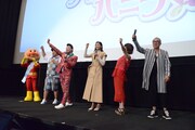 「観るぞ、観るぞ、観るぞー！」と叫ぶみやぞん（左から3番目）。
