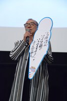 七夕の願いごとを発表する中尾隆聖。