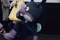 フォトコンテストでグランプリを受賞した子供にキスされ、驚くばいきんまん。