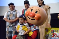 フォトコンテストでグランプリを受賞した子供とアンパンマン。