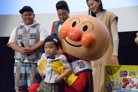 フォトコンテストでグランプリを受賞した子供とアンパンマン。