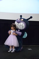 フォトコンテストでグランプリを受賞した子供とばいきんまん。
