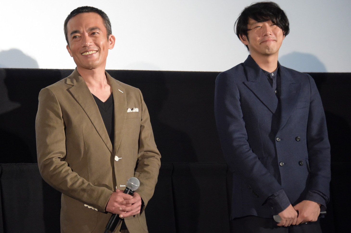 左から高橋和也、藤井道人。