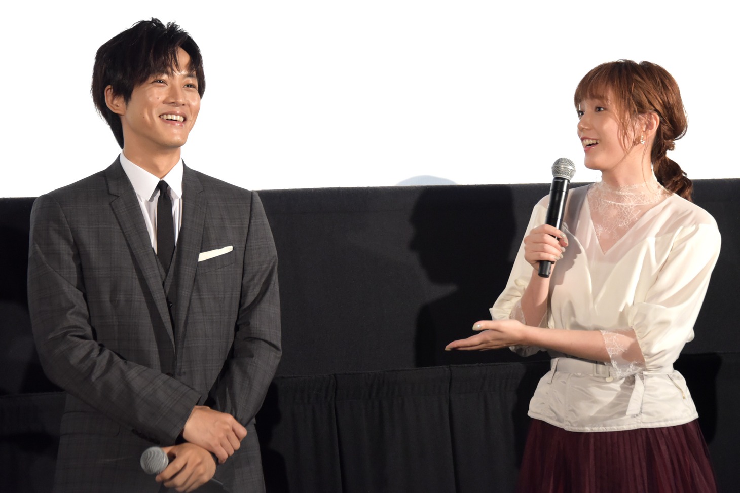 左から松坂桃李、本田翼。
