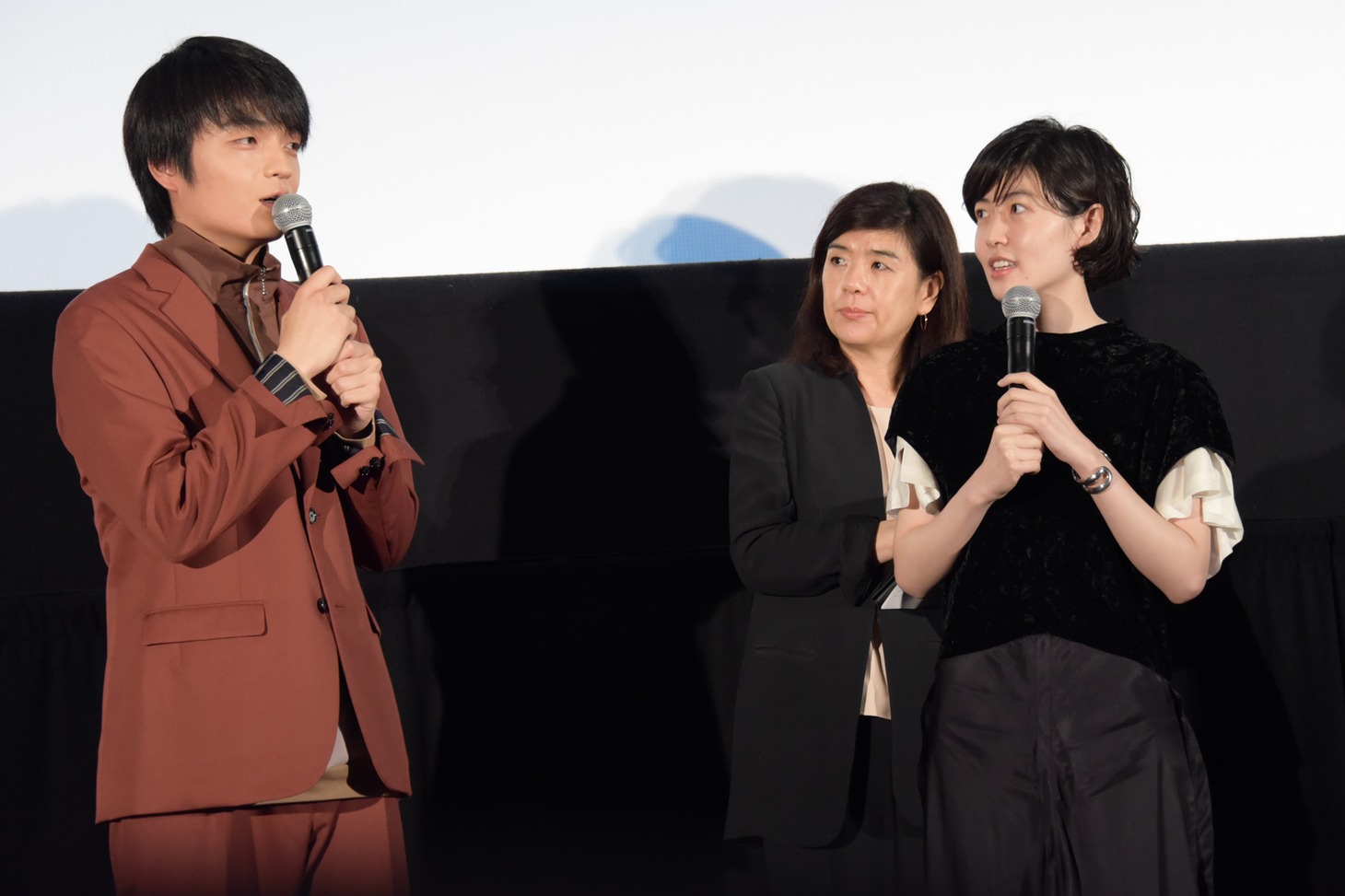 左から岡山天音、シム・ウンギョン。