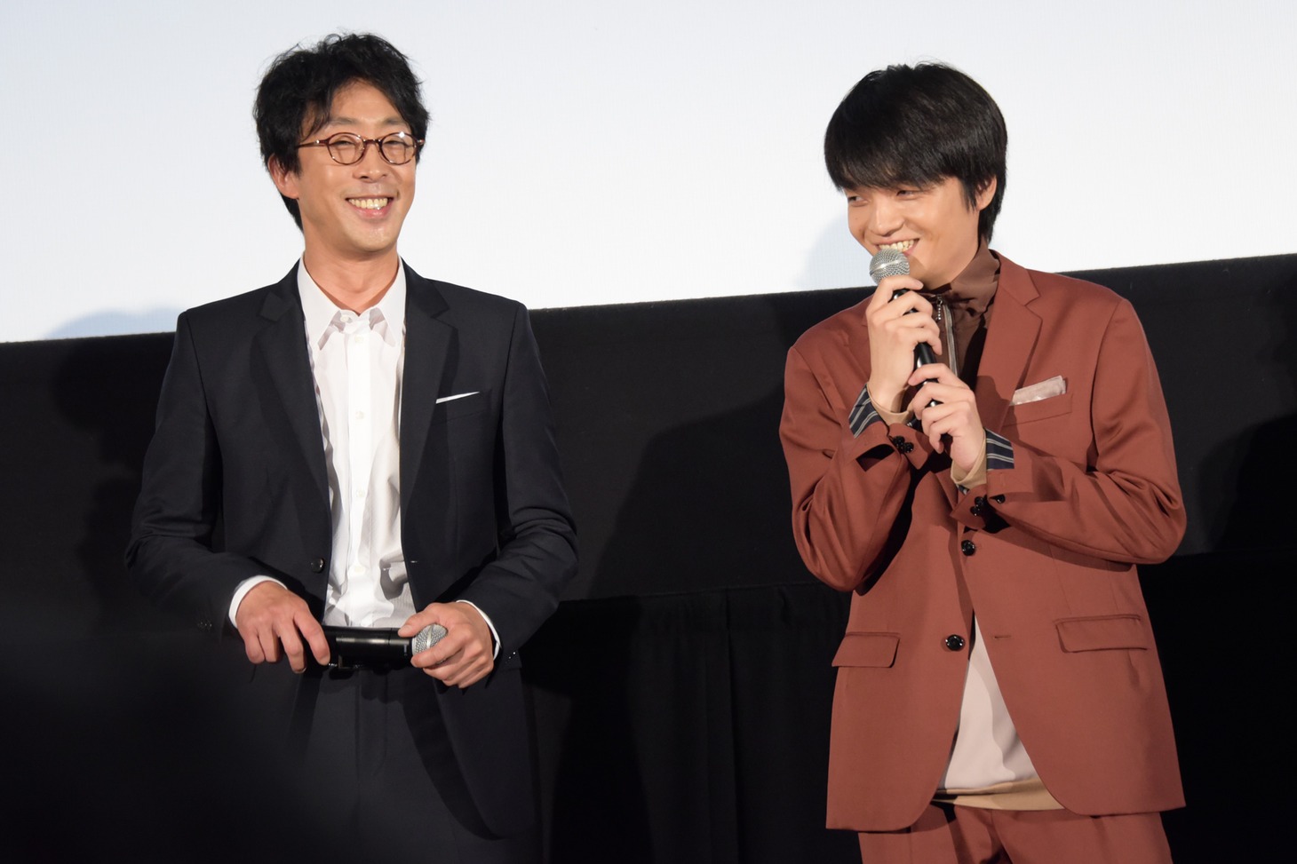左から北村有起哉、岡山天音。