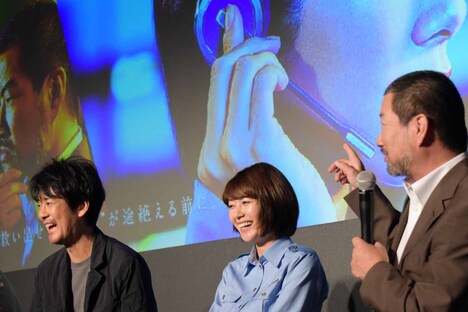 左から唐沢寿明、真木よう子、木村祐一。