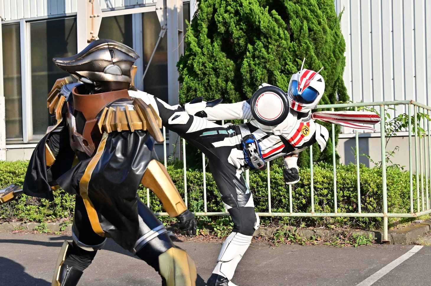 「劇場版 仮面ライダージオウ Over Quartzer」より。左からカッシーン、仮面ライダーマッハ。