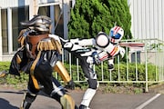 「劇場版 仮面ライダージオウ Over Quartzer」より。左からカッシーン、仮面ライダーマッハ。
